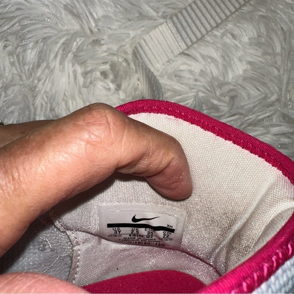 Nike 'Lebron Soldier 11' Kay Yow GS  918369-102 White Pink Cancer Sz 3y 4.5 Wm - Picture 9 of 12